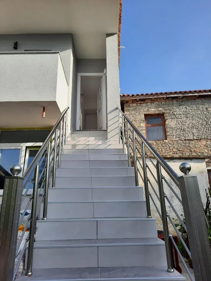 Visi'S Home Lin 0*,  Albania
