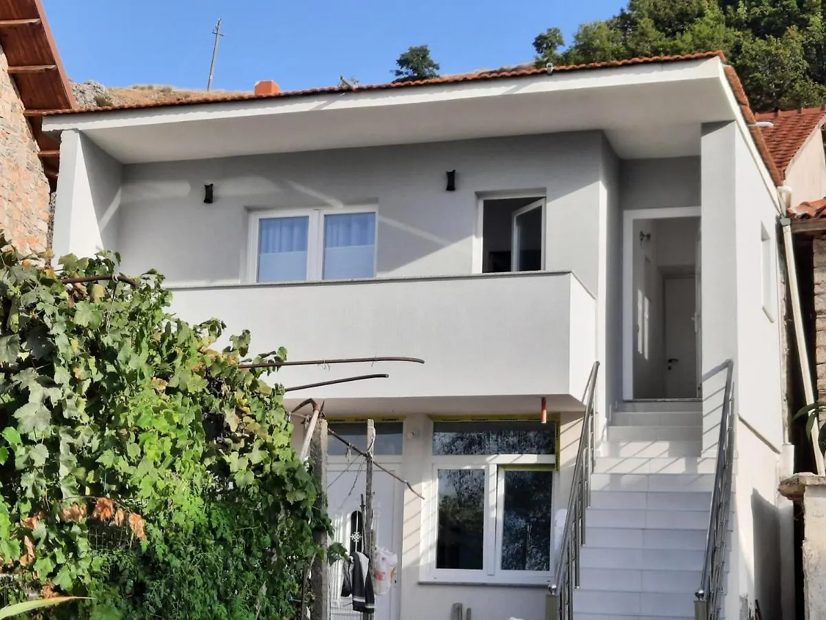 Visi'S Home Lin 0*,  Albania