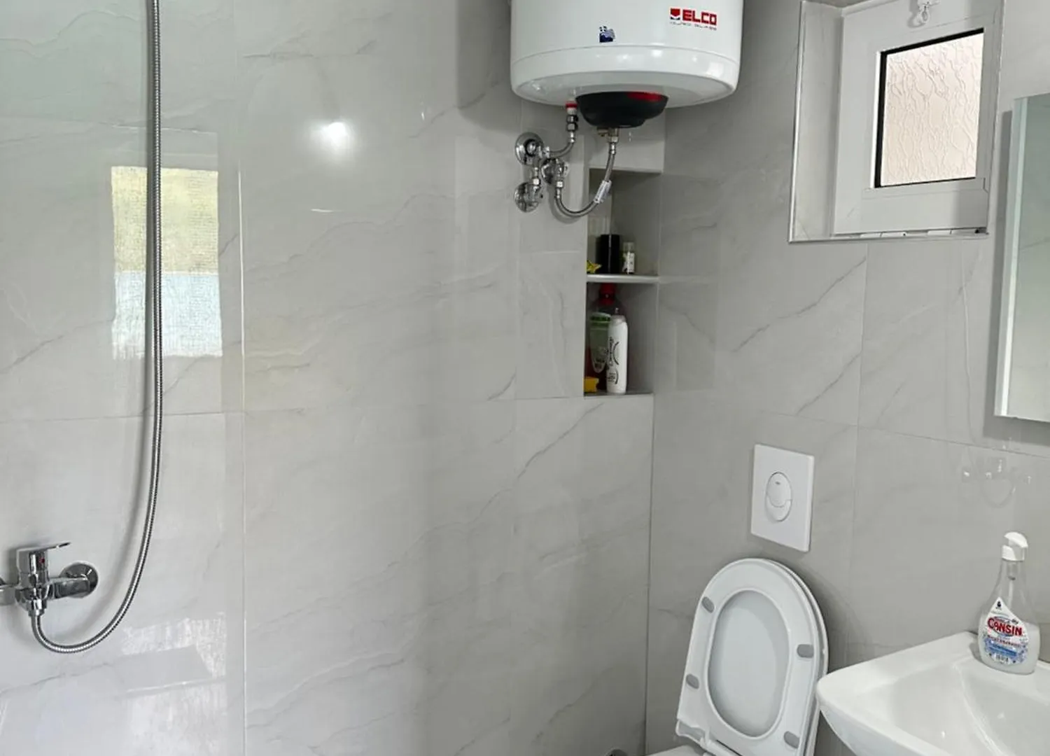 Visi'S Home Lin Albania